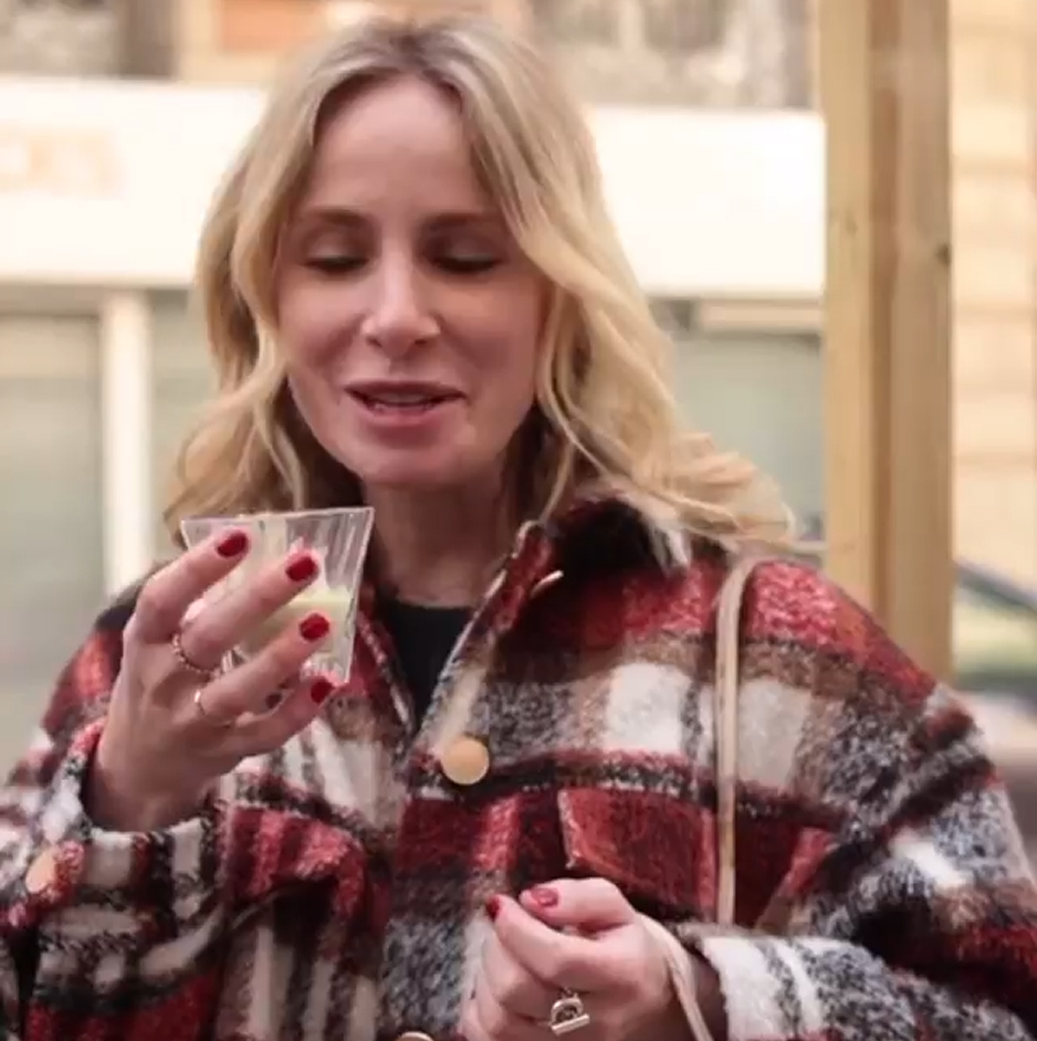 Personne dégustant une boisson dans un verre lors d’un retour d’expérience