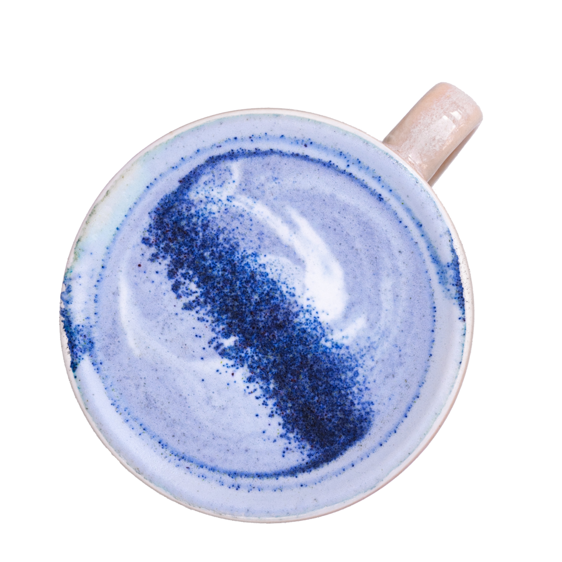 Tasse vue du dessus contenant une boisson bleue à base de poudre